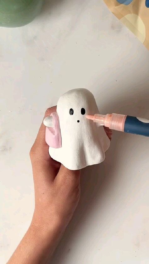 Modeling Clay For Beginners, Halloween Clay Sculpture Ideas, Cute Stuff To Make With Air Dry Clay, How To Make A Ghost Out Of Clay, Dry Clay Gift Ideas, Easy Air Dry Clay Sculpture Ideas, Easy Clay Ideas Halloween, How To Make Clay Things, Fun Things To Do With Clay