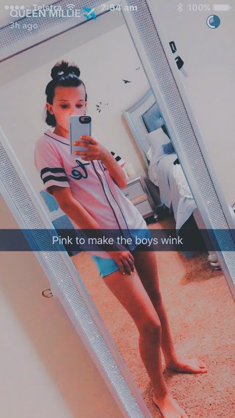 Funny Millie Bobby Brown, Millie Bobby Brown Pink, Funny Snaps, Friends Tv Show Quotes, Funny Memes Images, Weird Images, Tv Show Quotes, Whisper Funny, Very Funny Pictures