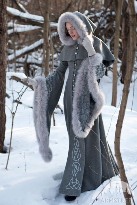 Mode Mantel, Snow Princess, Medieval Clothing, Medieval Fashion, Style Winter, Winter Wedding Dress, Fantasy Dress, Woolen Coat, Coat Outfits