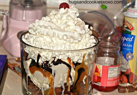 brownie ice cream sundae trifle Oreo Brownie Trifle, Ice Cream Trifle, Brownie Ice Cream Cake, Trifle Dessert Recipes, Ice Cream Sunday, Brownie Trifle, Brownie Sundae, Trifle Recipes, Brownie Ice Cream