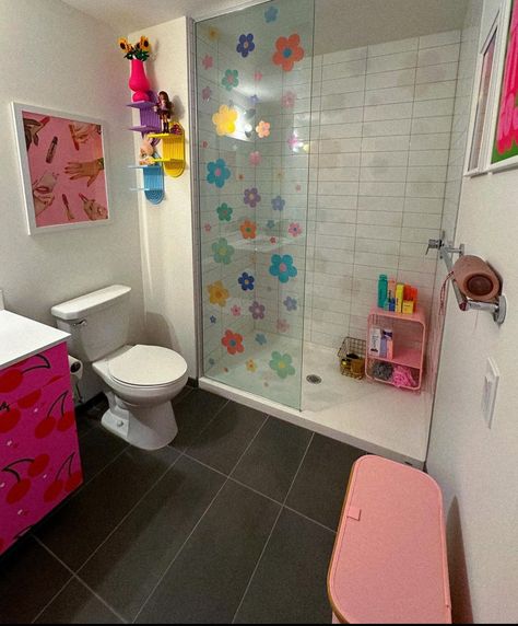 Cute Apartment Bathroom Ideas, Indie Bathroom, Girly Bathroom, Girl Apartment Decor, Dorm Design, Cute Apartment, First Apartment Decorating, Dream Apartment Decor, Apartment Essentials