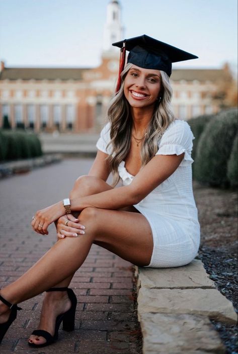 Nursing School Graduation Pictures, College Grad Pictures, Senior Picture Poses, High School Graduation Pictures, Cap And Gown Pictures, Nursing Graduation Pictures, Senior Photoshoot Poses, College Graduation Photoshoot, College Graduation Pictures Poses