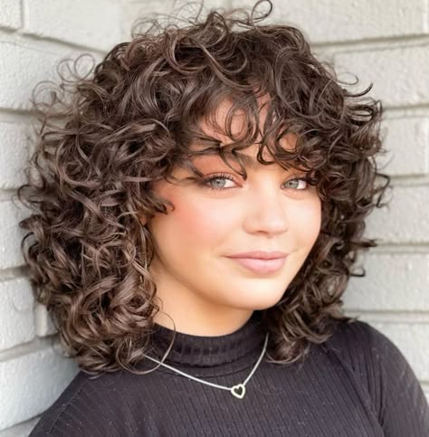 Curly Rounded Bob with Bangs Poolside Hairstyles, Curly Cuts, Curly Cut, Natural Curly Hair Cuts, Curly Hair Photos, Medium Curly Hair Styles, Short Curly Haircuts, Curly Haircuts, Haircuts For Curly Hair