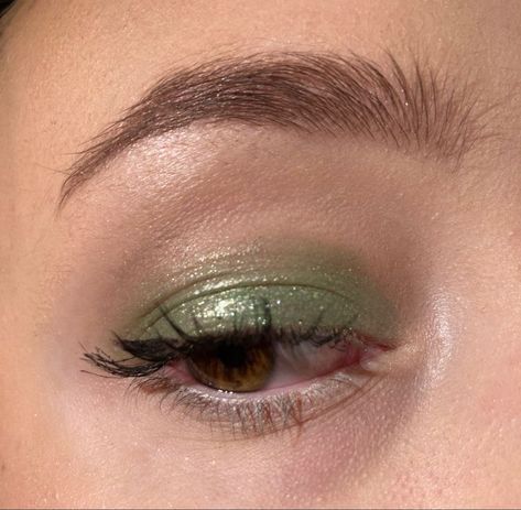 Aqua Green Makeup Looks, Green Simple Makeup, Harry Styles Makeup Inspired, Sage Green Eye Makeup, Soft Green Makeup, Green Makeup Aesthetic, Harry Styles Makeup, Green Eyeshadow Makeup, Maquillage On Fleek