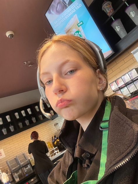 Starbucks Job, Starbucks Worker, Barista Girl, Barista Starbucks, Starbucks Employee, American Burger, American Burgers, Summer Job, Starbucks Barista