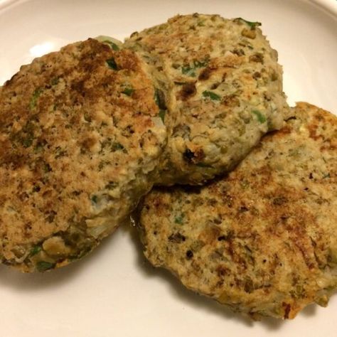 Mung Bean Burgers - Garden to Griddle Baked Turkey Burgers, Vegan Bean Burger, Turkey Burger Recipe, Vegan Patties, Healthy Burger, Bean Cakes, Bean Burgers, Turkey Burger Recipes, Vegetarian Life