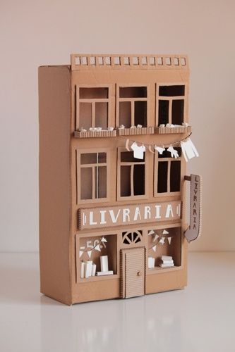 Cardboard bookshop Small Cardboard Crafts, Cardboard Library, Cardboard Decoration Ideas, Cardboard Builds, Portuguese Buildings, Small Cardboard House, Cardboard Buildings, Cardboard Building, House Cardboard