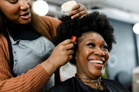 Photo customer getting a hairdo at a bea... | Premium Photo #Freepik #photo #women-haircut #hair-stylist #hairdressing-salon #afro African Women Hair, Best Hair Stylist, Natural Hair Salons, Female Hair, Athletic Hairstyles, Hair Dresser, Afro Women, Loose Hairstyles, About Hair