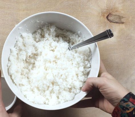 She pours corn starch on coconut for a Christmas hack we never knew Diy Tree Flocking Powder Recipe, Diy Flocking Powder Recipe, Diy Flocked Christmas Tree, Tree Flocking, Flocking Powder, Diy Christmas Ball, Tree Types, Outdoor Christmas Diy, Flocked Tree