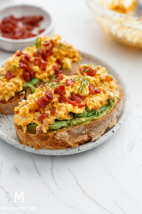 avocado toast Breakfast For Two Aesthetic, Healthy Breakfast Avocado Toast, Omlet Breakfast Ideas, Restaurant Brunch Menu Ideas, Cafe Breakfast Ideas, Breakfast Toast Recipes, Amazing Dinner Recipes, Brunch Toast, Egg Breakfast Recipes