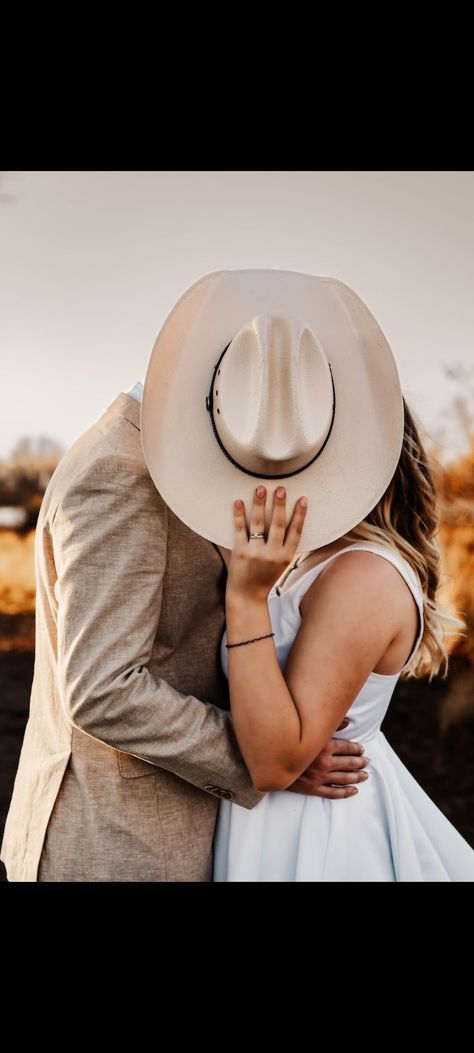 Western wedding photo shoot Country Wedding Photography Poses, Wedding Photo Ideas Country, Country Wedding Poses, Western Wedding Poses, Western Engagement Photoshoot, Engagement Western Photos, Rustic Wedding Photo Ideas, Country Wedding Photos Bride And Groom, Western Bride And Groom