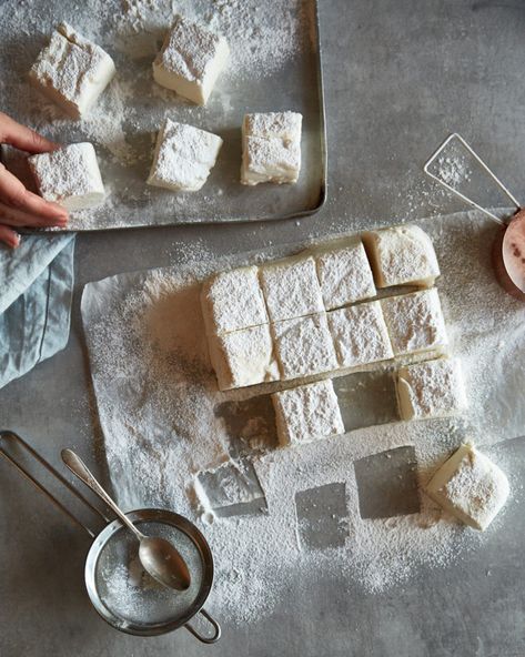 Ever wanted to make vegan (or vegetarian) marshmallows without eggs and gelatine but didn't know how? Get the recipe for vegan vanilla marshmallows which are just as fluffy and delicious! // topwithcinnamon.com // Izy Hossack Agedashi Tofu, Vegetarian Marshmallows, Apple Crepes, Cinnamon Uses, Soft Tofu, Flavored Marshmallows, Tamari Sauce, How To Make Marshmallows, Vegan Marshmallows