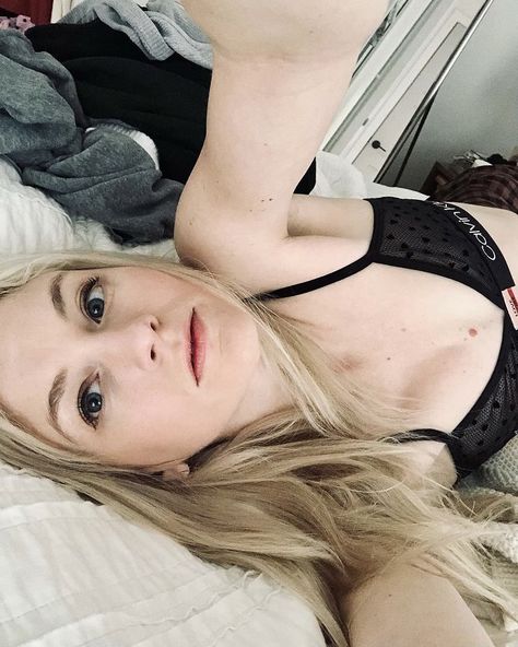 Emmy Kinney, The Walking Dead Aesthetic, Bed Selfie, Beth Greene, Walking Dead Memes, Emily Kinney, Cute Animal Drawings Kawaii, Girl Celebrities, Her Music