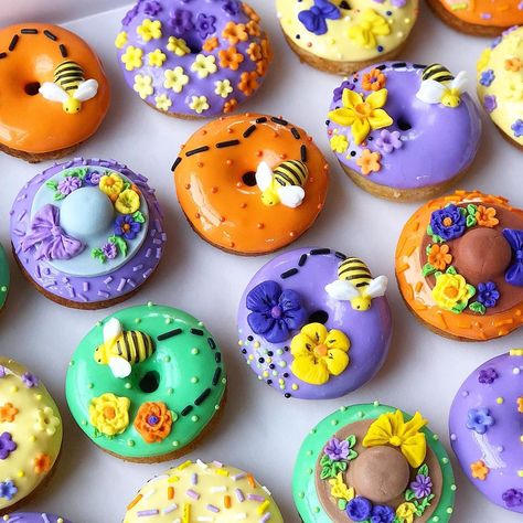 Donut Desserts, Doughnut Decorations, Donut Ideas, Donut Decorating Ideas, Fancy Donuts, Donut Filling, Donut Tower, Spring Baking, Cute Christmas Cookies