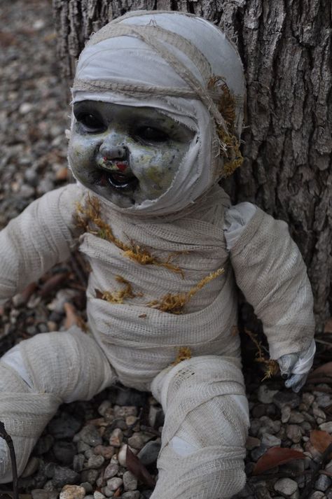 Colby Diy Halloween Doll, Diy Halloween Masks, Creepy Doll Halloween, Creepy Baby Dolls, Scary Halloween Decorations Outdoor, Scary Halloween Decorations Diy, Halloween Lawn, Halloween Circus, Halloween Props Diy