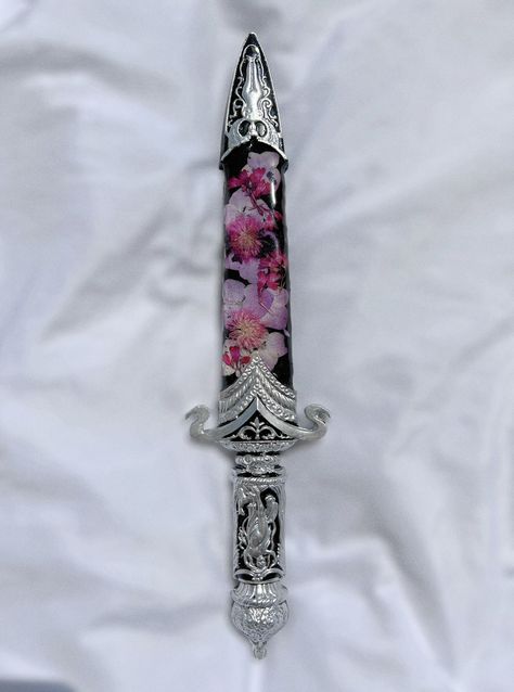 Dagger Designs Ideas, Pretty Dagger, Pretty Knife, Dagger Aesthetic, Decorative Knife, Crystal Knife, Pretty Deadly, Resin Knife, Lemon Flower