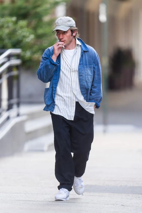 10 Regular-Guy Baseball Caps That Famous Guys Love in 2024 | GQ Jeremy Allen White Street Style, Jeremy Allen White Outfit, Jeremy Allen White Style, Timothee Chalamet Fashion, Japanese Street Fashion Men, Famous Guys, Ellen White, Baggy Shirt, Allen White