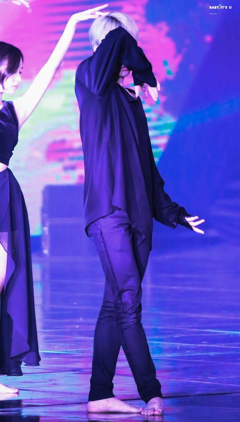 [161226] Jimin's modern ballet performance @ Opening 2016 SBS SAF Gayo Daejun Jimin Dance, Bts Dance Practice, Fan Dance, New Dance Video, Ballet Performances, Park Jimin Bts Wallpaper, Dancing Aesthetic, Army Love, Jeon Jungkook Photoshoot