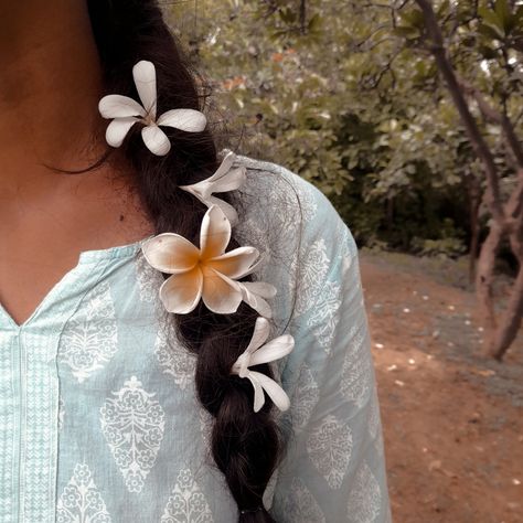 Indian Girl Aesthetic Pfp, Aesthetic Girl Pfp Indian, Simple Aesthetic Pfp, Modern Desi Aesthetic, Indian Pfp, Faceless Pfp, Laal Ishq, Aesthetic Culture, Flower On Head