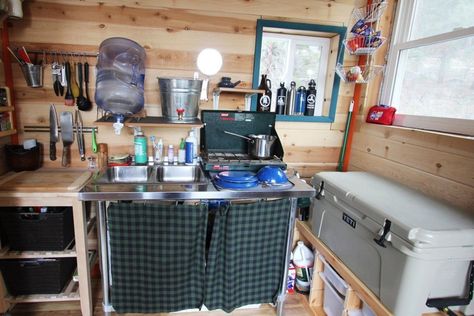 13 Creative Alternatives to Kitchen Cabinets for Tiny Houses Camping Kitchen Set Up, Off Grid Kitchen, Dry Cabin, Mini Chalet, Micro Cabin, Tiny House Appliances, Off Grid Tiny House, Mini Loft, Kitchen Set Up