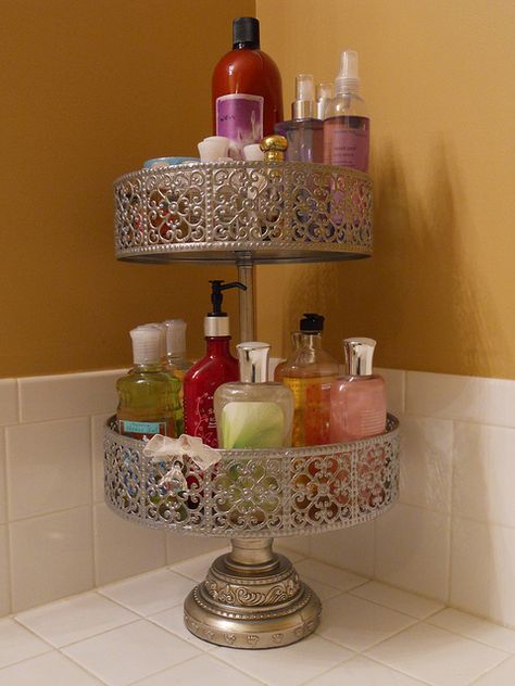 Use an ornate cake stand as a bathroom caddy Small Baths, Bathroom Organizing, Koti Diy, Food Stands, Bathroom Counter, Bathroom Counters, Glam Room, Bath Ideas, Dressing Tables