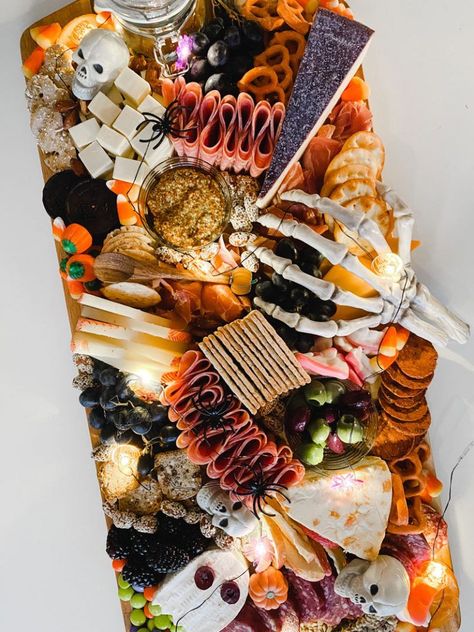 Fall Charturie Boards, Halloween Charcutiere Board, Halloween Charturie Boards Ideas, Halloween Graze Board, Halloween Platter Ideas, Kids Charcuterie Board, Treat Boards, Halloween Charcuterie Board Ideas, Kids Charcuterie