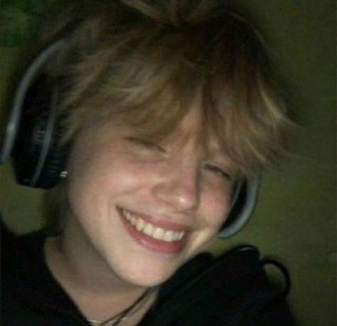 Irl Pfp, Aesthetic Black, Blue Box, Headphones, Blonde