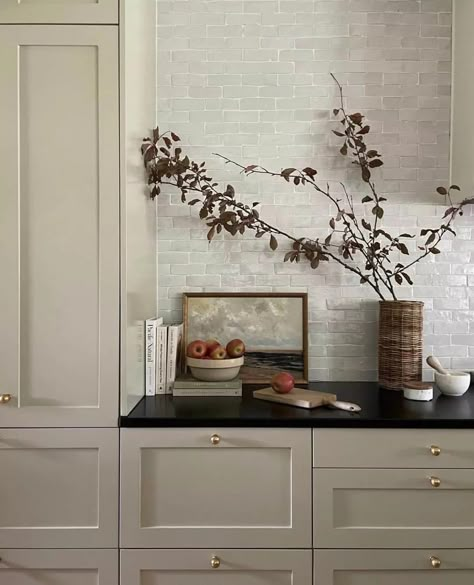 12 Sherwin Williams Greige Kitchen Cabinets - NISH Kitchen Ideas Cupboards, Wood Island Kitchen, Sherwin Williams Greige, Cabinet Design Kitchen, Greige Kitchen Cabinets, Kitchen Shaker Style, Best Kitchen Cabinet Paint, La Kitchen, Counter Backsplash