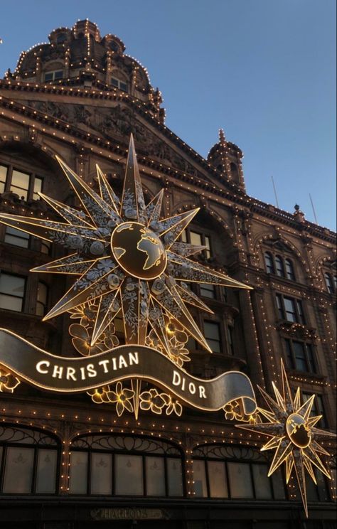 Dior Christmas, Christmas Aesthetic London, Christmas In London Wallpaper, Dior Building Aesthetic, Dior Facade Design, London During Christmas Aesthetic, Dior Store, Dior Shop, Dior Star