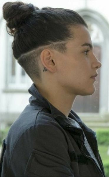 Undercut Bun Women, Long Hair Undercut Women, Short Hair Undercut Women, Undercut Hairstyles Women Long Hair, Undercut Ideas For Women, Top Knot Undercut, Short Hair With Undercut, Womens Undercut, Undercut Short Hair