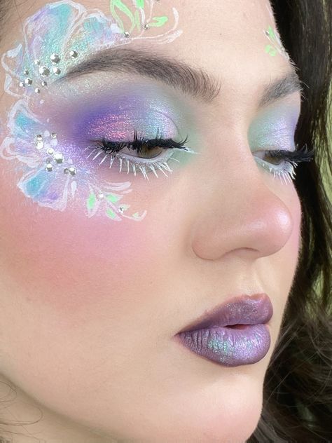 Purple And Green Fairy Makeup, Purple Fairy Makeup, Faerie Makeup, Cottagecore Makeup, Daring Makeup, Fairy Face Paint, Green Cottagecore, Paint Inspo, Flower Makeup