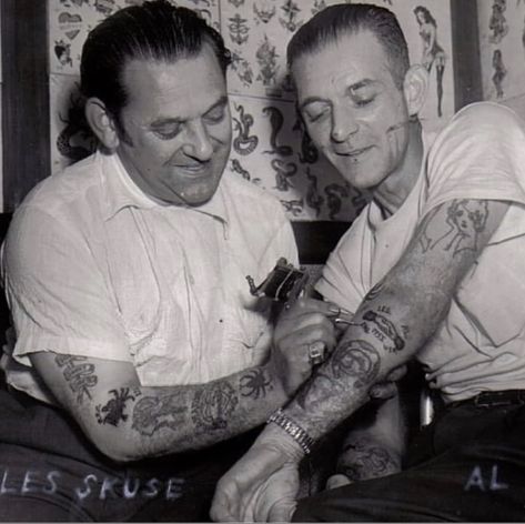 Lee skuse tattooing Al schiefley in 1950's Bristol Tattoo, Old Tattoos, Vintage Tattoo, Bristol, Che Guevara, The Past, Couple Photos, History, Tattoos