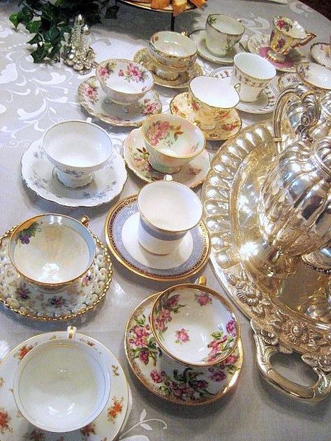 High Tea Tea Setting, Fancy Tea, Vintage Feeling, Tea Cups And Saucers, Vintage Tea Party, China Dishes, Tea Cozy, My Cup Of Tea, Cups And Saucers