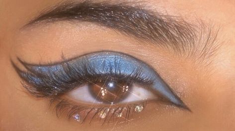 Grey Prom Makeup, Bratz Costume, Zodiac Makeup, Party Eye Makeup, Bambi Eyes, Light Colored Nails, Eye Makeup Inspo, Makeup Looks Products, Party Eyes