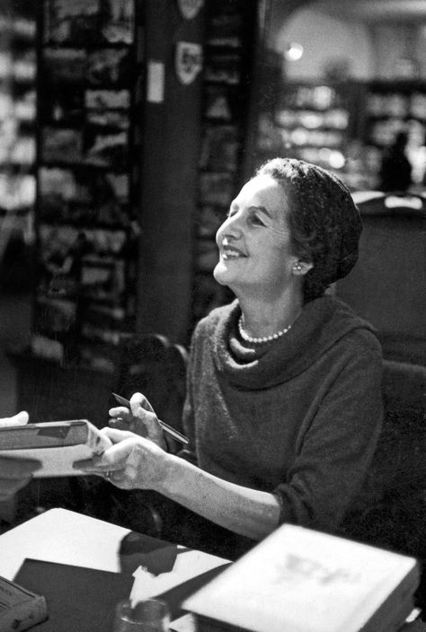 The early novels of Nancy Mitford reveal a wit in the making. Nancy Mitford, Mitford Sisters, Six Sisters, History People, People Of Interest, British History, Classic Literature