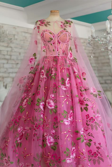 Pink Princess Dress Women, Chotronette Dresses, Dresses Man, Unique Dress Design, Pretty Gowns, Pink Princess Dress, Aesthetics Photos, Gala Gowns, Embroidered Cape