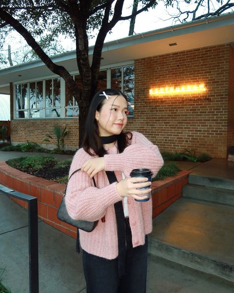 pink cardigan moments 💖 #cardigan #fallfashion #fallstyle #falloutfits #casualstyle Pink Winter Outfits, Cropped Cardigan Outfit, Secret Closet, Cardigan Outfit, Pink Winter, Feminine Chic, Pink Cardigan, Cropped Cardigan, Casual Style