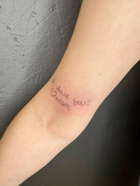 handwriting tattoo in memory of my mom 💜🪽 Check more at https://ideatatto.com/formom/handwriting-tattoo-in-memory-of-my-mom-%f0%9f%92%9c%f0%9f%aa%bd/ Tattoos For Lost Mother, Tattoo For Woman Arm, Tattoo In Memory Of Mom, Memorial Tattoo For Mom, In Memory Tattoo, Mom Memorial Tattoo, Woman Arm Tattoo, Tattoo Cursive, Aesthetic Mother