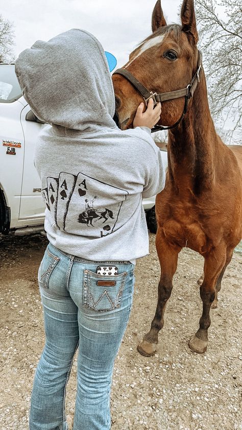 Western Horse Riding, Horse Photography Poses, Cute Country Couples, Casual Country Outfits, Cute Horse Pictures, Horse Riding Clothes, Southern Outfits, Country Style Outfits, Western Wear Outfits