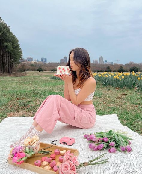 Picnic Birthday Shoot, Simple Picnic Photoshoot Ideas, Pink Picnic Photoshoot, Birthday Photoshoot In Nature, Outdoors Birthday Photoshoot, Cake Picnic Photoshoot, Picnic Shoot Photo Ideas, Birthday Shoot Ideas Outdoor, 18th Birthday Photoshoot Ideas Outdoors