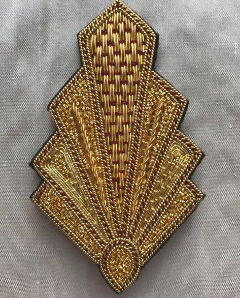 Goldwork Brooch, Golden Embroidery Design, Embroidery Goldwork, Goldwork Embroidery, Gold Work Embroidery, Tambour Embroidery, Chain Stitch Embroidery, Floral Embroidery Patterns, Hand Embroidery Projects