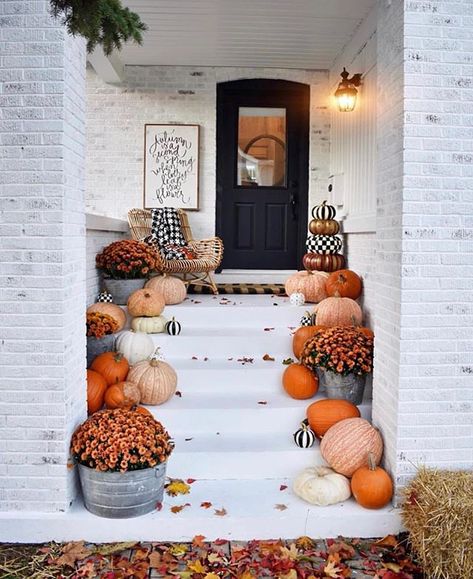 Country Living (@countrylivingmag) • Instagram photos and videos Fall Exterior Decor, Halloween Porch Decorations Diy, Halloween Porch Lights, Stoop Decor, Doorstep Decor, Halloween Decorations Outdoor Porch, Kitchens Farmhouse Style, Diy Halloween Dekoration, Kitchens Farmhouse