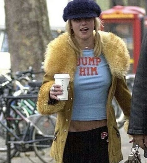 #FreeBritney legend in the iconic Dump Him t shirt and fur lined luxury and very 2000s hat 2000s Costume, Britney Spears Costume, Britney Spears Outfits, Y2k Hat, Dump Him, 2000s Party, Britney Jean, Pretty Halloween, Let It Out