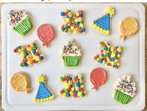 Buttercream Cookies Decorated Birthday, Birthday Buttercream Cookies, Frosted Cookies Designs, Frosting Decorating, Buttercream Cookies, Frosted Cookies, Decorator Frosting, Hat Cookies, Cookie Cakes