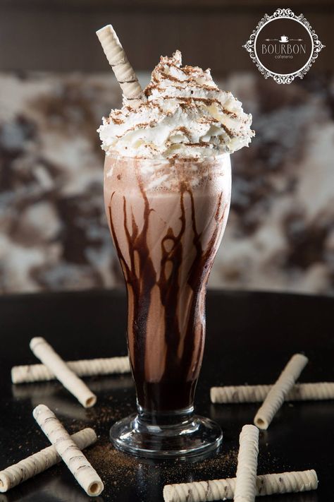 Milkshake Ovomaltine, Baileys Recipes, Ice Cream Drinks, Chocolate Milkshake, Milk Shake, Sweet Drinks, Think Food, Food Platters, Desert Recipes