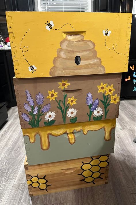 Bee Mailbox Ideas, Bee Hive Boxes Diy, Beehive Decor, Beehive Painting, Diy Beehive, Painted Bee Hives Ideas, Bee Hive Art, Bee Hive Painting Ideas, Beehive Painting Ideas