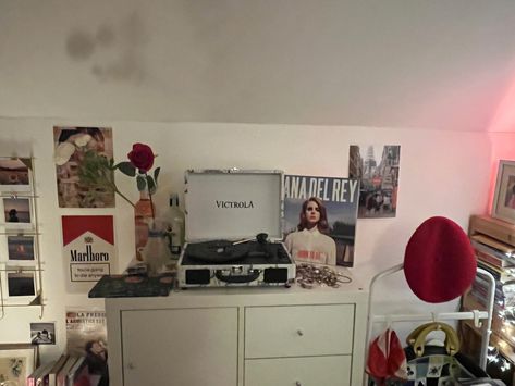 Lana Del Rey Inspired Room Decor, Lana Del Rey Inspired Bedroom, Room Ideas Aesthetic Lana Del Rey, Room Ideas Lana Del Rey, Lana Del Rey Aesthetic Room Decor, Lana Room Aesthetic, Lana Del Rey Bedroom Aesthetic, Lana Del Rey Room Decor, Lana Del Rey Bedroom