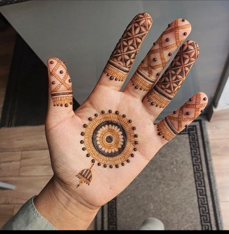 Henna Finger Designs, Henna Design Hand, Finger Designs, Henna Flowers, Round Mehndi Design, Tattoo Designs Henna, Henna Designs Palm, Henna Flower Designs, Palm Henna