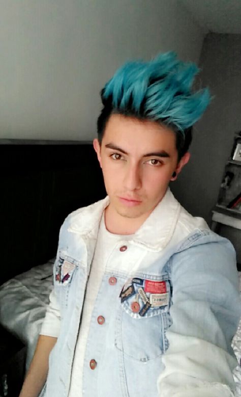 Cabello azul hombre / blue hair boy Blue Hair Boy, Hair Color Ideas For Men, Boys Dyed Hair, Boys Blue Hair, Dark Hair Dye, Wow Hair Products, Mens Hair Colour, Hair Boy, Latest Hair Color