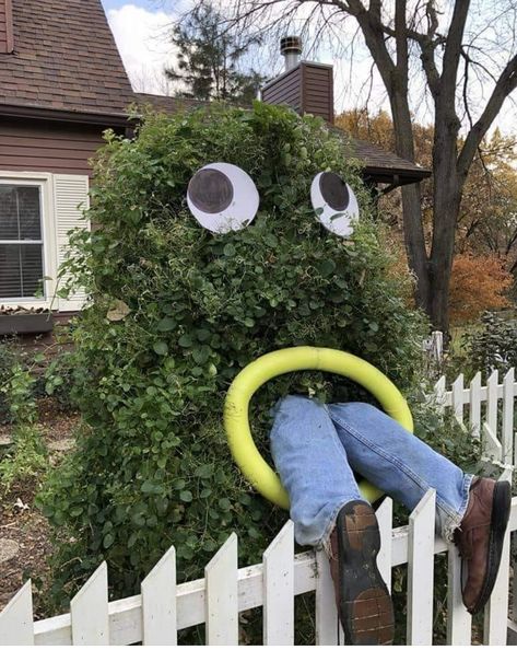 Bushes Halloween Decor, Monster Bushes Halloween, Bush Monster, Diy Dollar Tree Halloween Decor, Front Yard Halloween, Front Yard Halloween Decorations, Dollar Tree Halloween Decor, Diy Halloween Dekoration, Halloween Outside